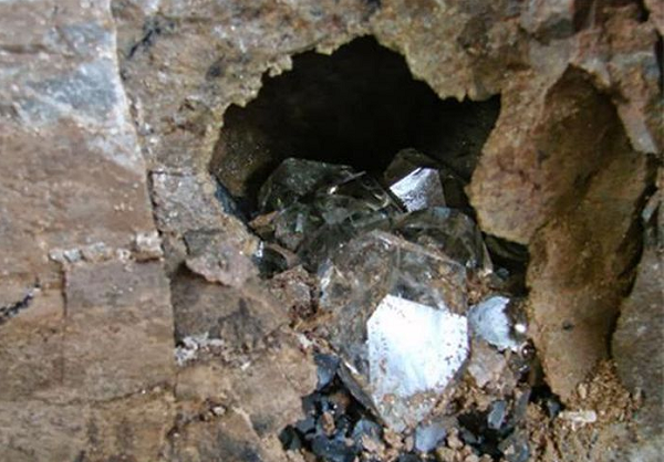 Ông đã thuê một số công nhân địa phương đến để đào xới mảnh đất mới mua. Trong lần đầu tiên, họ đã đào được một số tinh thể đá trong suốt rất giống với kim cương.