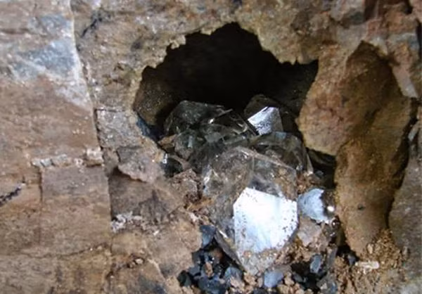 Ông đã thuê một số công nhân địa phương đến để đào xới mảnh đất mới mua. Trong lần đầu tiên, họ đã đào được một số tinh thể đá trong suốt rất giống với kim cương.