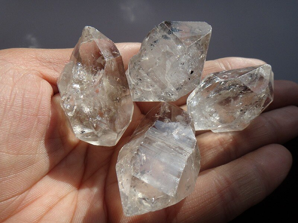 Chúng chỉ bám trên các loại đá gốc chứ không mọc trên đá gốc như những loại thạch anh thông thường. Vì thế, khi khai thác chúng ta có thể dễ dàng lấy được nguyên khối đá gốc.