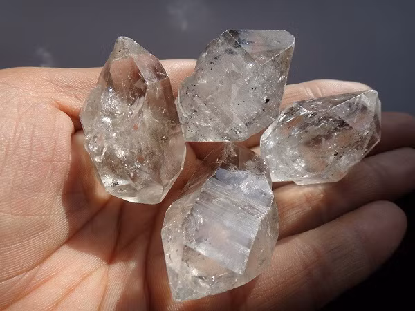 Chúng chỉ bám trên các loại đá gốc chứ không mọc trên đá gốc như những loại thạch anh thông thường. Vì thế, khi khai thác chúng ta có thể dễ dàng lấy được nguyên khối đá gốc.