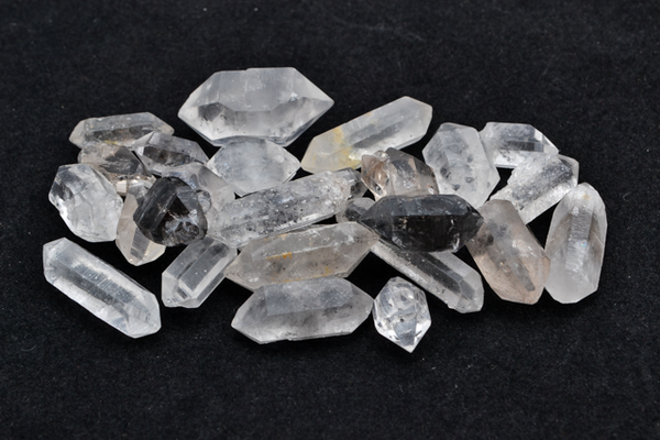 Trong khi các trầm tích bị chôn vùi, các hốc được hình bởi nước có tính axit. Đã tạo ra các lỗ và hình thành các tinh thể thạch anh. Ngoài ra, khi những loại trầm tích bị chôn vùi ở nhiệt độ cao, các tinh thể phát triển trong các hốc rất chậm.