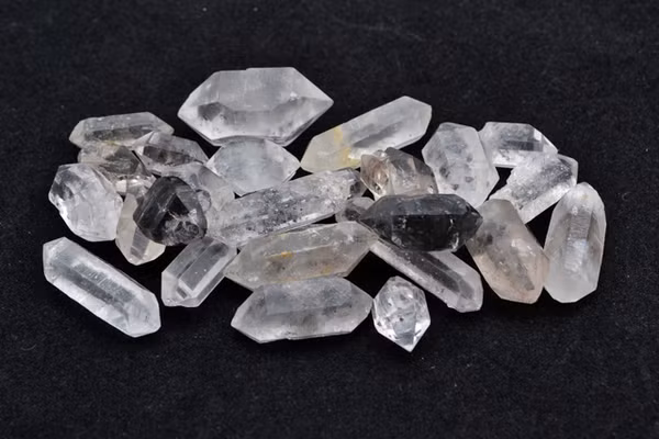 Trong khi các trầm tích bị chôn vùi, các hốc được hình bởi nước có tính axit. Đã tạo ra các lỗ và hình thành các tinh thể thạch anh. Ngoài ra, khi những loại trầm tích bị chôn vùi ở nhiệt độ cao, các tinh thể phát triển trong các hốc rất chậm.