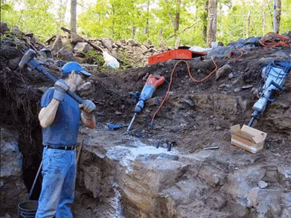 Thực chất, ông James là một tay săn đá quý chính hiệu. Ông thường nghiên cứu về các loại đá quý và đã từng tìm kiếm tại địa phương này trong suốt một thời gian dài.