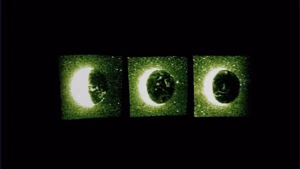 Vùng sáng chói là phần Sao Hỏa đang chìm vào bóng đêm, vùng tối màu là nơi Sao Hỏa đang ngắm một bầu trời sao lộng lẫy. Những điểm sáng điểm trên bầu trời tối được gọi là "discrete aurora", theo UAESA những vùng sáng này xuất hiện do ảnh hưởng của từ trường sinh ra từ khoáng vật nằm trên bề mặt Sao Hỏa.