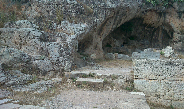 Bên cạnh đó, nghiên cứu của ông Pfanz khẳng định CO2 nặng hơn oxy, do đó nó lắng đọng xuống phía dưới, tạo ra một vùng khí độc ngay trên mặt đất. Kết quả là động vật bị ảnh hưởng trong khi các thầy tế thì không do họ đứng cao hơn, bên trên vùng khí độc. Mời các bạn xem video: Khung cảnh thiên nhiên tuyệt đẹp tại các quốc gia ít dân nhất thế giới. Nguồn: VTC.