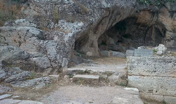 Bên cạnh đó, nghiên cứu của ông Pfanz khẳng định CO2 nặng hơn oxy, do đó nó lắng đọng xuống phía dưới, tạo ra một vùng khí độc ngay trên mặt đất. Kết quả là động vật bị ảnh hưởng trong khi các thầy tế thì không do họ đứng cao hơn, bên trên vùng khí độc. Mời các bạn xem video: Khung cảnh thiên nhiên tuyệt đẹp tại các quốc gia ít dân nhất thế giới. Nguồn: VTC.