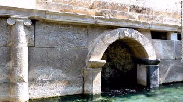 Cụ thể, bằng một máy phân tích khí ga cầm tay, ông Hardy Pfanz và nhóm các nhà nghiên cứu núi lửa đã tìm thấy khí CO2 với nồng độ 4-53% ở miệng hang và cao nhất là 91% ở bên trong. Nồng độ này quá đủ để giết chết mọi sinh vật sống.