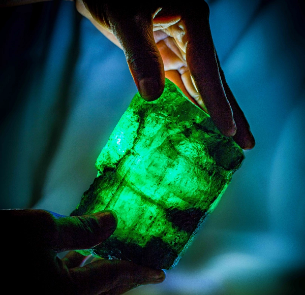 Viên đá quý nằm im lìm ở độ sâu của mỏ lộ thiên lớn nhất ở Kagem, nó được đặt tên là Inkalamu, một từ tiếng Chibemba có nghĩa là "sư tử ngọc lục bảo". Gemfields - công ty sở hữu 75% khu mỏ cho biết viên đá có độ trong suốt cao và màu xanh lục hoàn hảo.