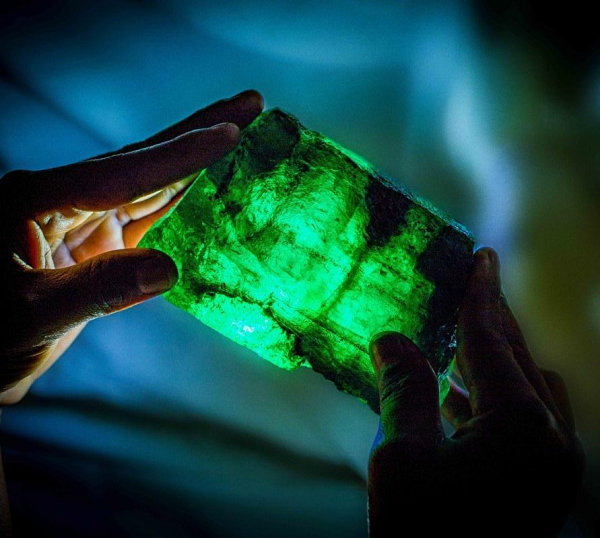 Viên ngọc lục bảo thô vô cùng đặc biệt với màu sắc và độ trong suốt vô song. Trong các viên ngọc lục bảo thô được khai thác từ trước đến nay trên thế giới, đây là viên lớn nhất.