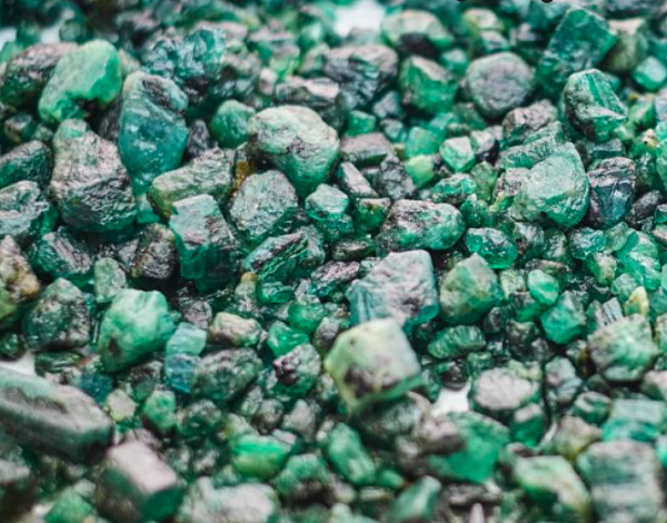Ngọc lục bảo với tên khoa học là Emerald được mệnh danh là Nữ Hoàng của các loại đá quý. Là một trong những loại đá được yêu thích được sử dụng trong hơn 4.000 năm qua. Chúng sánh ngang với các loại đá quý khác như Kim Cương, Ruby, Sapphire, Ngọc Trai hay Cẩm Thạch…