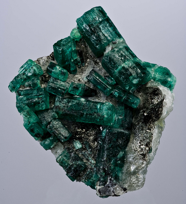 Với Ngọc lục bảo màu sắc xanh lục từ xanh nhạt đến xanh đậm, đôi khi là hơi xanh. Màu sắc hình thành dựa trên các nguyên tố vi lượng Crôm, Vanadi và Sắt. Màu phổ biến nhất và có giá trị nhất là màu xanh lục nhạt tông màu xanh thẫm với độ bão hòa mạnh mẽ. Tuy nhiên, màu xanh quá nhiều thì có thể làm giảm giá trị. Mời các bạn xem video: Khung cảnh thiên nhiên tuyệt đẹp tại các quốc gia ít dân nhất thế giới. Nguồn: VTC.