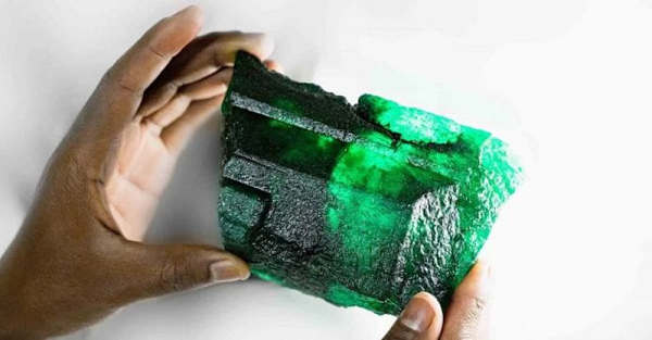 Tại một mỏ ở Zambia, nhà địa chất học Debapriya Rakshit và thợ mỏ Richard Kapeta phát hiện viên ngọc lục bảo khổng lồ và cực kỳ hiếm nặng 1,1 kg.