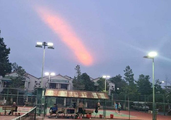 Thời điểm đó là cuối buổi chiều, vệt sáng như một ngôi sao băng lớn, ánh sáng đỏ rực rất đẹp.