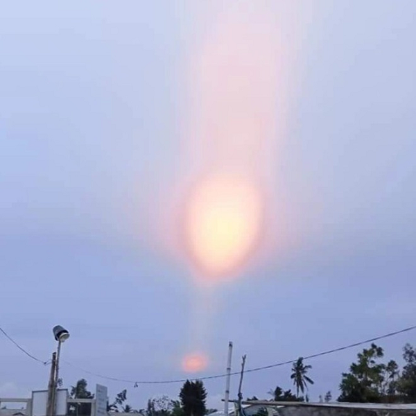 Chị N.N.T. đã quay clip lại và đăng tải vệt sáng kỳ lạ lên mạng xã hội và thu hút sự quan tâm của rất nhiều người.