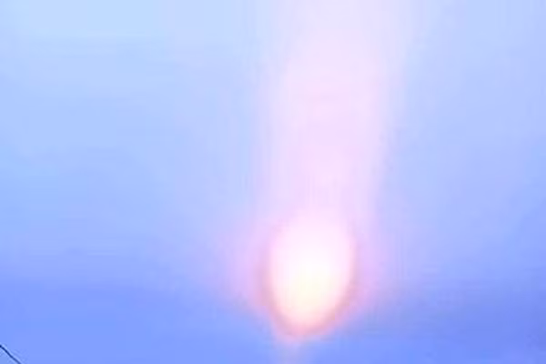 Ngoài ra, Chị Lê Thị Mỹ (TP Quảng Ngãi) cho biết cũng nhìn thấy vệt sáng đỏ trên bầu trời vào 3 ngày trước.