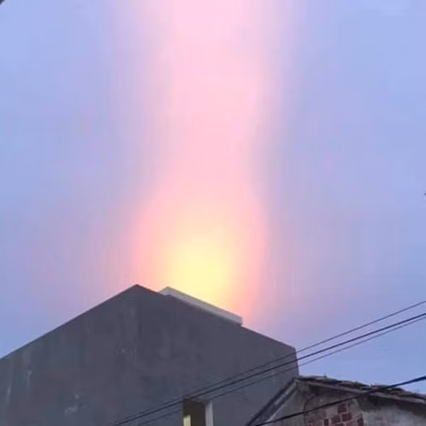 Tuy nhiên, cũng theo ông, nếu hình ảnh này là đúng thì đây là một hiện tượng khá lạ, lần đầu tiên xuất hiện trên bầu trời Quảng Ngãi. Mời các bạn xem video: Khung cảnh thiên nhiên tuyệt đẹp tại các quốc gia ít dân nhất thế giới. Nguồn: VTC. 