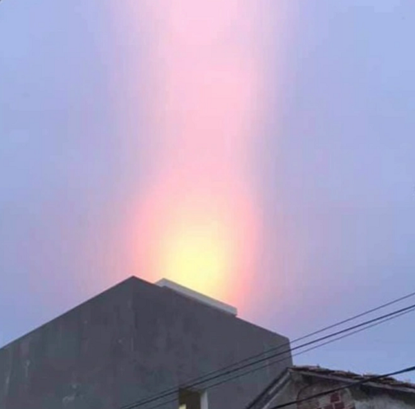 "Nhiều người cho rằng lúc đó mặt trời lặn nên có hình ảnh như thế. Có điều, hình ảnh tôi quay được xuất hiện ở hướng đông nên không thể nói là mặt trời lặn được. Vệt sáng mới đầu xuất hiện đỏ rực, có phần đuôi như sao băng rồi tan đi rất nhanh" - chị T. nhớ lại.