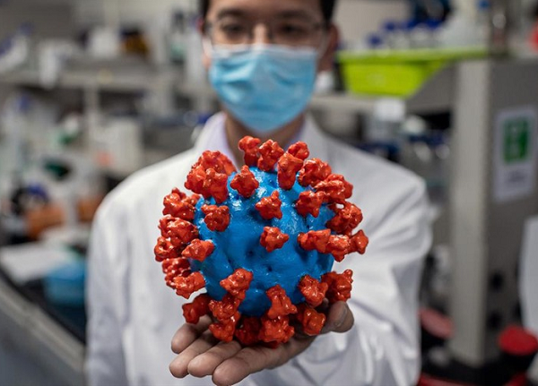 Theo các chuyên gia, dấu cộng (Plus) trong Delta Plus đề cập đến đột biến K417N có trong protein gai của biến thể Delta. Các protein gai là bộ phận cho phép virus SARS-CoV-2 và các loại virus khác xâm nhập vào tế bào của con người.