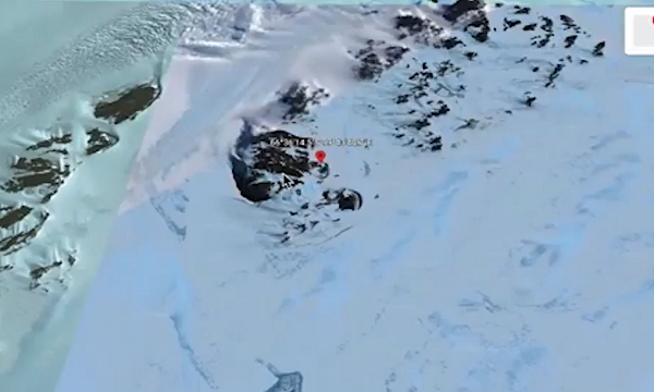 Sau đó, anh chỉ sang bên cạnh. Chủ nhân video tiếp tục: "Phía bên phải đây là một lỗ hổng khác trên mặt đất, nó trông giống như một hình vuông lớn bên cạnh mái vòm tròn".