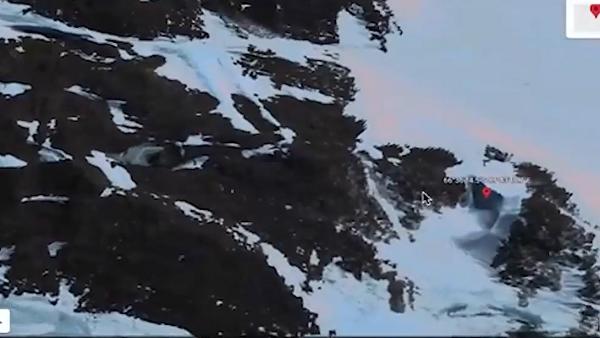 Tuy nhiên lại có người cho rằng: "Đây là chiếc cổng dùng để canh giữ những con quái vật dưới lòng đất!". Hay "Đó là lối đi vào thế giới của người ngoài hành tinh".