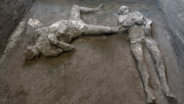Các thị trấn, vùng đất nông nghiệp của Pompeii đã từng rất nhộn nhịp nằm dưới chân núi Vesuvius, nhưng thật không may, thảm kịch đã xảy ra khi ngọn núi lửa Vesuvius phun trào và nhấn chìm toàn bộ thành phố, nhiều công trình xây dựng cùng với 16.000 cư dân vĩnh viễn.