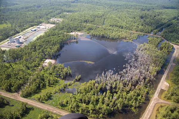 Sau 1 năm, hố sụt bao phủ 9,7 hecta và rộng 229 m. Sự xuất hiện của nó đồng nghĩa với dầu thô và các chất khí dễ cháy cũng rò rỉ, tràn ngập qua nhánh sông cạn. Cư dân không dám đi qua khu vực để về nhà.