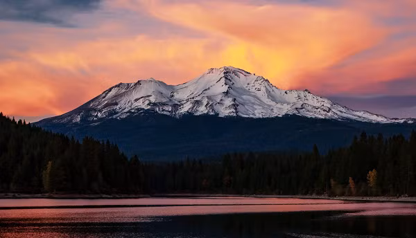 Người Anh-Điêng Hopi có truyền thuyết kể về một mạng lưới hang động rộng lớn và một thành phố lớn dưới núi Shasta, nơi người bò sát sinh sống. Nhiều người dân sống xung quanh núi Shasta hay kể chuyện về những người rất cao thỉnh thoảng xuất hiện trong các thị trấn nhỏ.