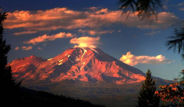 Hầu hết những câu chuyện kỳ quặc xung quanh núi Shasta có thể bắt nguồn từ cuốn sách có tên "A Dweller On Two Planets" (tên tiếng Việt là "Một người sống trên hai hành tinh") được xuất bản lần đầu tiên vào năm 1906.