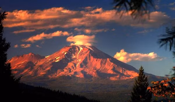 Hầu hết những câu chuyện kỳ quặc xung quanh núi Shasta có thể bắt nguồn từ cuốn sách có tên "A Dweller On Two Planets" (tên tiếng Việt là "Một người sống trên hai hành tinh") được xuất bản lần đầu tiên vào năm 1906.