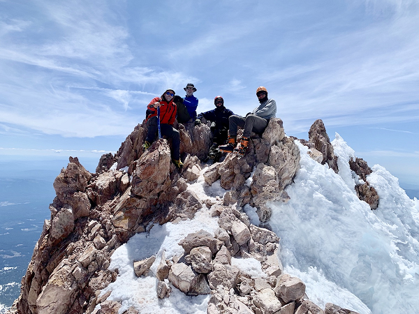 Núi Shasta cũng được cho là nơi cung cấp năng lượng cho những thiết bị ngoài Trái đất, do sự gia tăng các báo cáo về các trường hợp nhìn thấy UFO trong khu vực này trong thập kỷ qua.