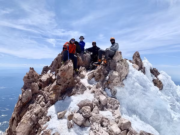 Núi Shasta cũng được cho là nơi cung cấp năng lượng cho những thiết bị ngoài Trái đất, do sự gia tăng các báo cáo về các trường hợp nhìn thấy UFO trong khu vực này trong thập kỷ qua.