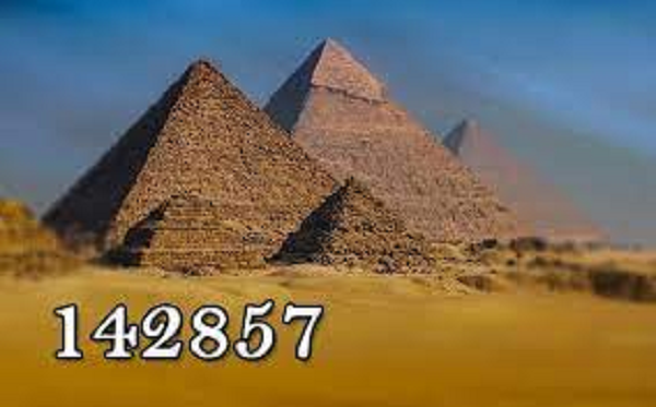 Người ta phát hiện ta rằng khi nhân số 142857 với lần lượt từ 1 đến 6, chúng ta sẽ thu được dãy số mới. Điểm đáng nói là rừng số riêng lẻ được giữ nguyên, chúng chỉ thay đổi vị trí trong dãy số!