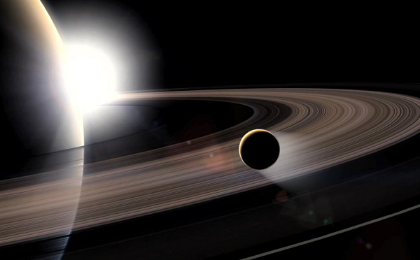 Titan là mặt trăng lớn nhất của Sao Thổ và lớn thứ hai trong Hệ Mặt Trời (đứng sau mặt trăng Ganymede của Sao Mộc). Nó là mặt trăng duy nhất trong Hệ Mặt Trời có mây và bầu khí quyển dày đặc giống như các hành tinh.