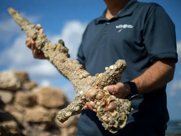 Thanh kiếm là một hiện vật hiếm từ thời Trung cổ, được tìm thấy trong tình trạng hoàn hảo nhờ nằm sâu dưới lớp cát, tránh được tình trạng oxy hóa.