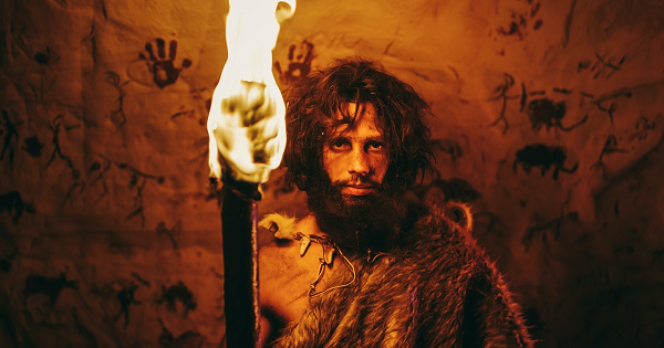 Homo sapiens có bộ não phát triển trong đó khả năng phát triển một hệ thống ngôn ngữ rất phức tạp thể hiện qua lý luận trừu tượng và giải quyết vấn đề.