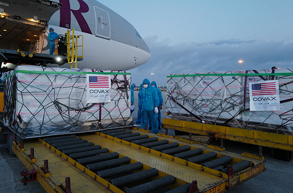 Theo di chúc của Alfred Nobel, giải Nobel Hòa bình nên trao cho "những người đóng góp nhiều nhất hoặc thực hiện công việc tốt nhất nhằm thắt chặt tình bằng hữu giữa các quốc gia, bãi bỏ hoặc cắt giảm quân đội thường trực hoặc xúc tiến các hội nghị hòa bình".