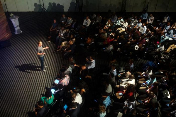 Facebook đã học tập cách làm này với việc tổ chức hỏi đáp hàng tuần với CEO Mark Zuckerberg. Khi nhìn lại, mức độ minh bạch cực độ như vậy được xây dựng dựa trên quan điểm rằng tất cả các nhân viên đều tin tưởng vào lý tưởng và tác động tích cực của công ty họ làm việc.