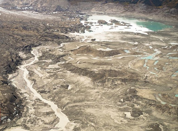 Ví dụ điển hình là con sông lớn Slims của Canada biến mất hoàn toàn chỉ trong 96 giờ đồng hồ. Nó được nước băng tan từ dòng sông băng Kaskawulsh lớn nhất của Canada đổ về. Toàn bộ nước của dòng sông rộng trung bình 480 mét đã biến mất hoàn toàn.