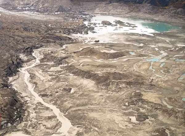 Ví dụ điển hình là con sông lớn Slims của Canada biến mất hoàn toàn chỉ trong 96 giờ đồng hồ. Nó được nước băng tan từ dòng sông băng Kaskawulsh lớn nhất của Canada đổ về. Toàn bộ nước của dòng sông rộng trung bình 480 mét đã biến mất hoàn toàn.