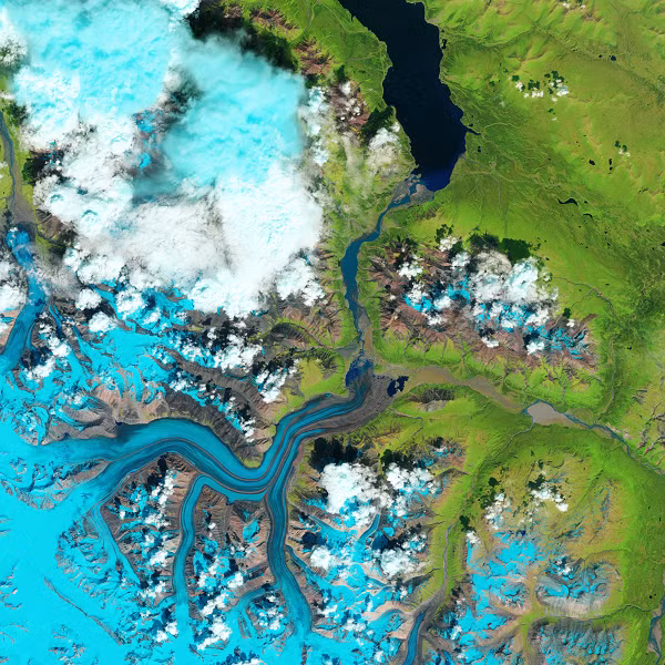 Trước đó, dòng sông Dương Tử (còn gọi là sông Trường Giang) cũng được cho là bị con người "bức tử" đến chết sau hàng thập kỷ nạo vét cát, xây đập, khai thác ồ ạt, ô nhiễm và đánh bắt cá quá mức.