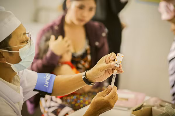 Cụ thể, nghiên cứu sẽ tập trung vào protein gai của virus, bao gồm vùng liên kết thụ thể bám vào thụ thể trên tế bào người được gọi là ACE2. Sau khi protein gai gắn vào ACE2, virus sẽ xâm nhập vào tế bào và nhân bản.