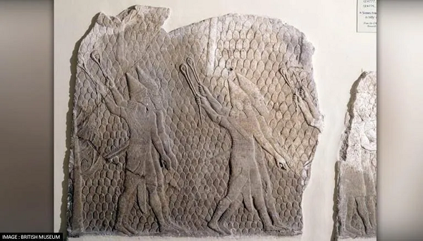 Hình ảnh vừa được phát hiện trên phiến đất sét là một hồn ma nam giới đang đi với hai cánh tay dang ra, cổ tay bị trói bởi sợi dây do một phụ nữ giữ.