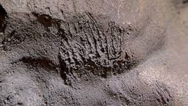 Khoang trống này dẫn đến một không gian dài 13 m trên trần của hang động, nơi có thạch nhũ rủ xuống và những tấm màn đá bị vỡ, cho thấy nơi đây đã phải hứng chịu thiệt hại từ một trận động đất cổ đại.