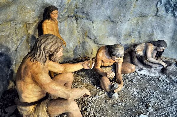Người Neanderthals, từng được tưởng là mông muội, đã được các bằng chứng cổ sinh học trong vài năm gần đây chứng minh là phát triển không kém cạnh người hiện đại Homo sapiens chúng ta, với một số kỹ năng chế tác công cụ, dệt sợi... có khi còn đi trước tổ tiên chúng ta.