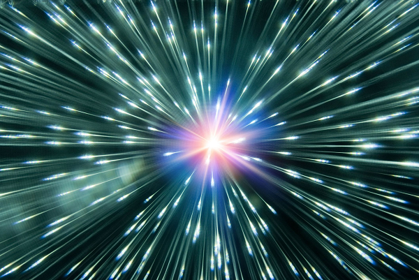 Không mang điện tích và khối lượng gần như bằng không, neutrino (phiên âm notrino, nơ tri nô) là những hạt cơ bản bí ẩn nhất, hiếm khi tương tác với vật chất thông thường và lướt êm qua cơ thể, nhà cửa và Trái đất của chúng ta với số lượng hàng nghìn tỉ hạt đi qua mỗi giây.