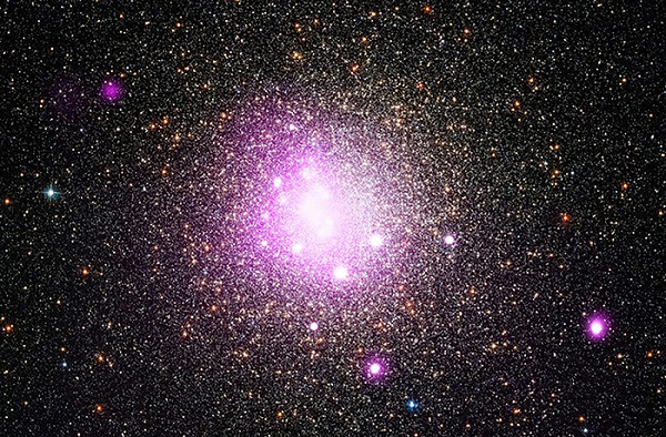 Các quan sát bằng tia X và vô tuyến đã xác nhận sự hiện diện của một lỗ đen "quái vật" khối lượng 30 triệu Mặt Trời và một ngôi sao khổng lồ đang bị nó bắt lấy và xé toạc.