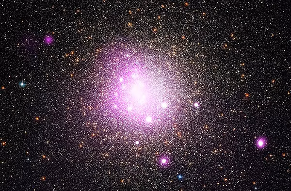 Các quan sát bằng tia X và vô tuyến đã xác nhận sự hiện diện của một lỗ đen "quái vật" khối lượng 30 triệu Mặt Trời và một ngôi sao khổng lồ đang bị nó bắt lấy và xé toạc.