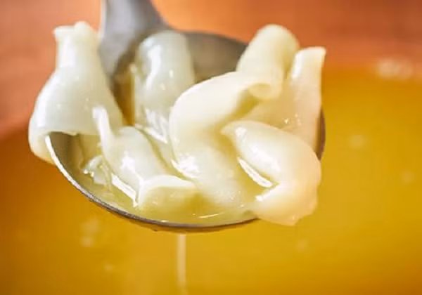 Cá sủ vàng là loại cá quý hiếm, hiện còn lại rất ít. Ngoài chất lượng dinh dưỡng cao, bóng cá sủ vàng được sử dụng để làm chỉ khâu tự tiêu trong vi phẫu thuật và phẫu thuật, có giá từ 45.000 - 55.000 USD/kg, tùy theo độ dài của bóng.