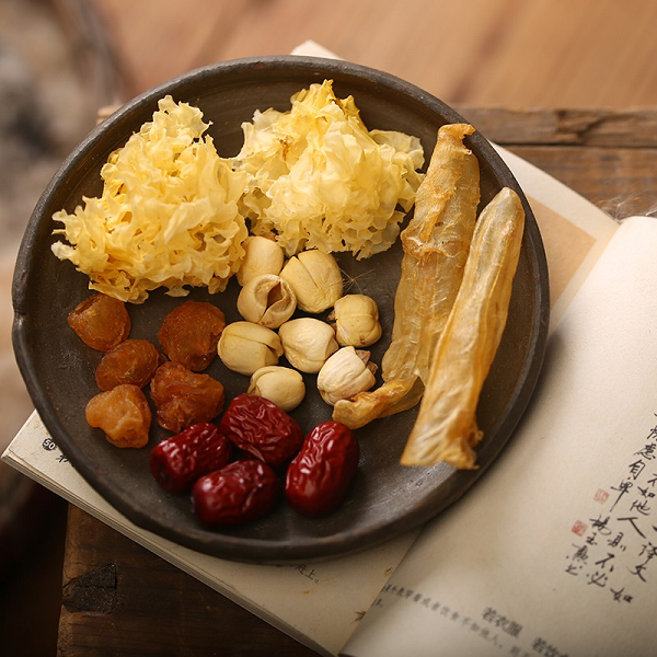 Đông y thường dùng bong bóng cá để phòng chữa rất nhiều bệnh. Thực phẩm này cũng làm vững chắc khớp gối, thắt lưng và những chứng bệnh do lao động chân tay cực nhọc gây ra. Ngày nay được biết bong bóng cá còn sở hữu cả tác dụng đối với sự phát triển của tinh trùng. Vì thế bong bóng cá được điều chế ra thành thuốc viên.