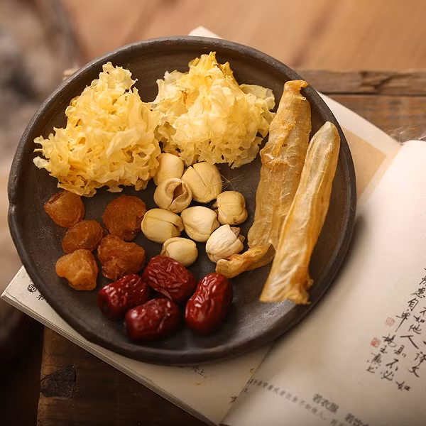 Đông y thường dùng bong bóng cá để phòng chữa rất nhiều bệnh. Thực phẩm này cũng làm vững chắc khớp gối, thắt lưng và những chứng bệnh do lao động chân tay cực nhọc gây ra. Ngày nay được biết bong bóng cá còn sở hữu cả tác dụng đối với sự phát triển của tinh trùng. Vì thế bong bóng cá được điều chế ra thành thuốc viên.